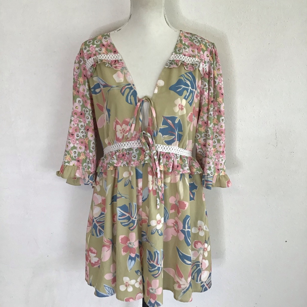 NWT- Davi & Dani Women Elegant Floral Romper L Green Pink